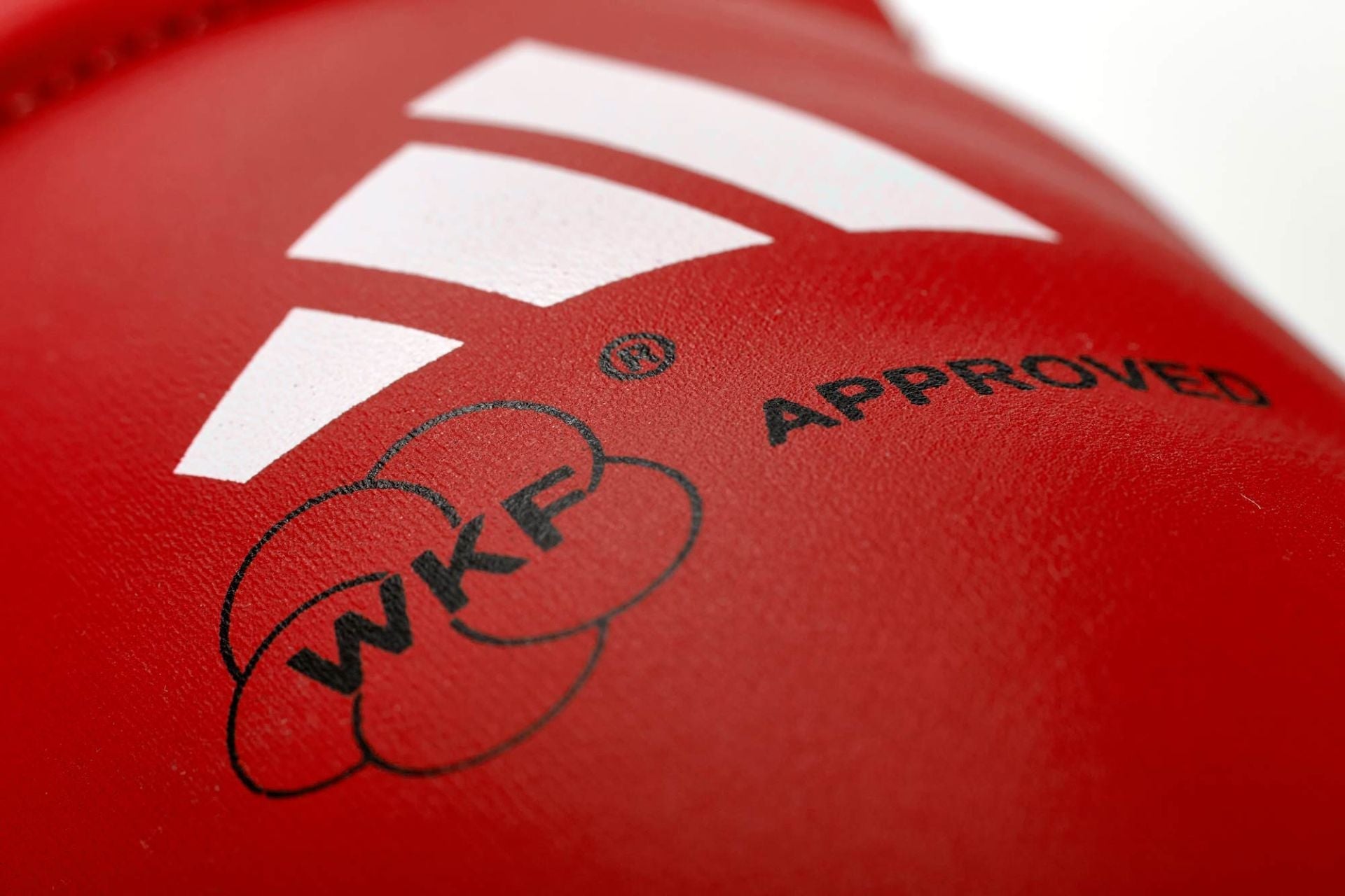 Adidas WKF által jóváhagyott sípcsontvédő, piros