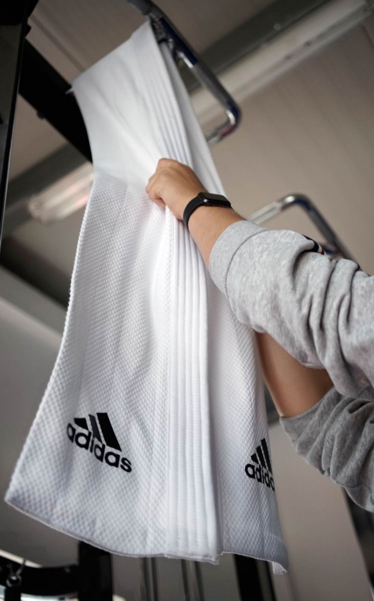 Adidas edzőkarvédő, fehér.