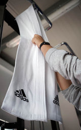 Adidas edzőkarvédő, fehér.