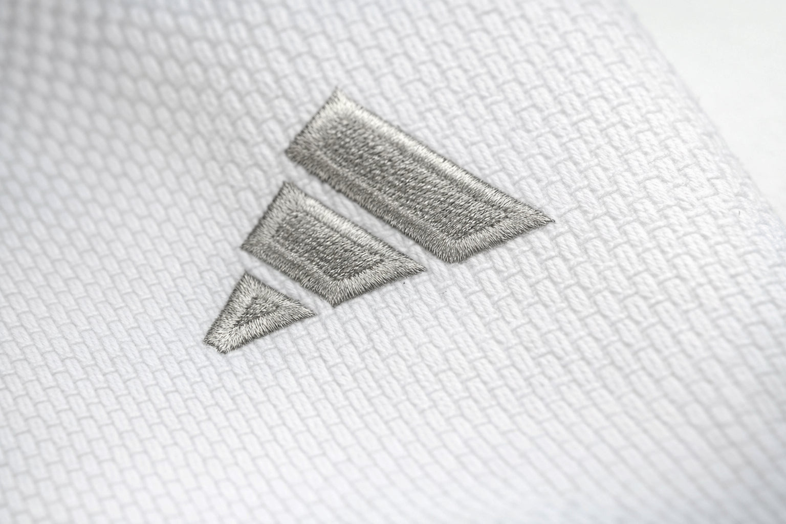 Adidas JU kimonó Champion III IJF normál szabású 750g logóval, fehér