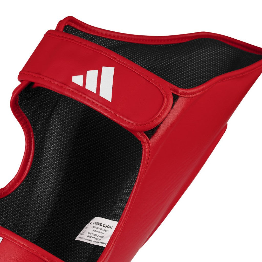 Adidas sípcsont és lábfejvédő Wako, piros